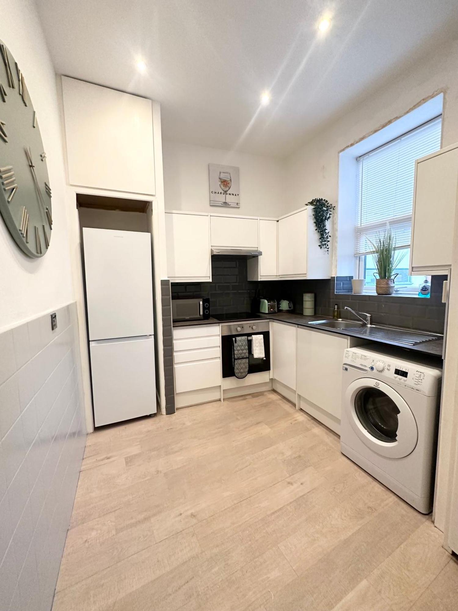 The City Surfer Apartment - By Coastline Retreats - Parking Included - Sleeps 5 - City Centre 본머스 외부 사진