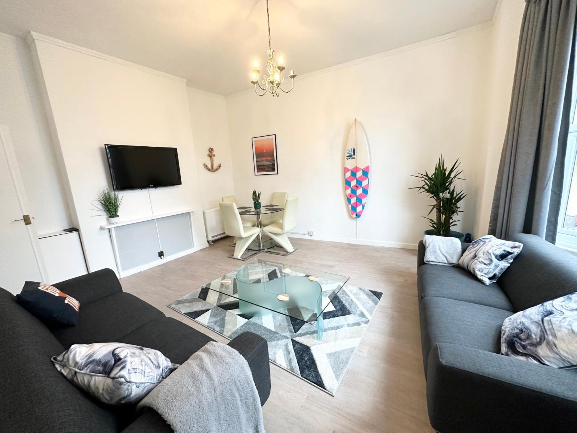 The City Surfer Apartment - By Coastline Retreats - Parking Included - Sleeps 5 - City Centre 본머스 외부 사진