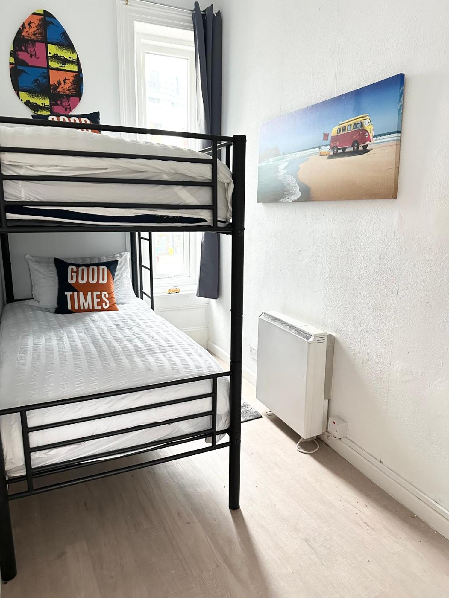 The City Surfer Apartment - By Coastline Retreats - Parking Included - Sleeps 5 - City Centre 본머스 외부 사진